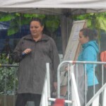 Une autre aboyeuse et son binôme pour les laisses