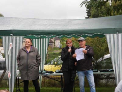 Notre présidente et notre secrétaire, avec le juge, pour la remise des prix